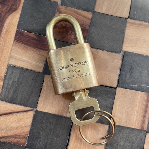 💗Louis Vuitton lock set - Picture 2 of 2